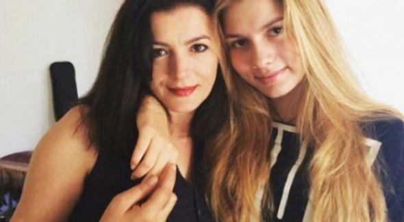 Ayn saatlerde Aleyna Tilki'nin annesi Havva Tilki , sosyal medya hesabndan canl yayn aarak kznn kayp olduunu syledi.