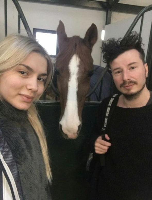 - Kibarca krlyor kalbim... Sessizce krld hep. Bana bile haber vermedi... O derece vefal....    <br>- Ac eii zorlanmas herhalde... Yoksa kalbim haber vermezdi bana,bak krlyorum diye....    <br>- imdeki zehir bile vefal! Sadece beni zehirledi. Anlyor musunuz?