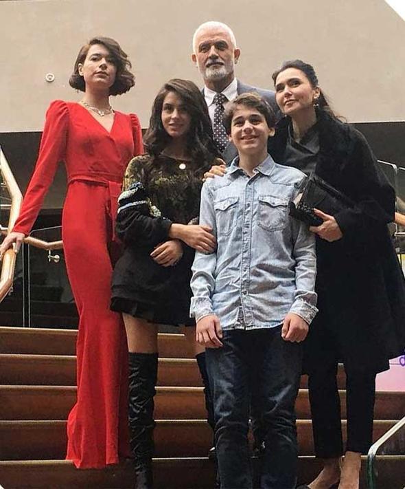 evval Sam ve Talat Bulut birbirleri ile konumuyor. ekim biter bitmez ikisi de ayr kelere ekiliyor.