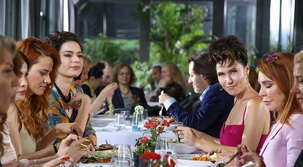 Kostmcs de iki gen kz. Ben onun kostm asistan zge&#8217;yi taciz ettiine ise inanmyorum. yle bir ey olsa hepimiz hissederdik.&#8221;