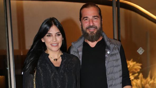 Engin Altan Dzyatan ve ei Nesliah Alkolar, nceki akam Nianta&#8217;ndaki Spago adl mekandan karken grntlendi.