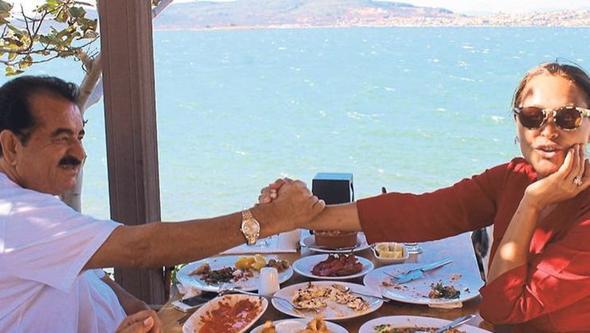 "Bugn Hlya Hanm&#8217;la ok gzel bir gn geirdik. Davet etti, atladm gittim Ayvalk&#8217;a, bir de tekir yedirdi bana sormayn gitsin... Lezzet bahane, Hlya&#8217;nn muhabbeti ahane... Bilen bilir Hlya Hanm&#8217;n gzellii bir yana; neesi de bir bakadr. Eski gnlere gittik, anlar yad ettik. MAV MAVM; misafirperverliin ve kadim dostluun iin teekkr ederim. yi ki varsn..."