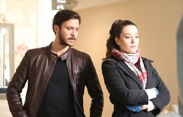 Dn kavga haberleriyle gndeme gelen Pelin Akil-Anl Altan iftiyle ilgili fla gelime. Pelin Akil ei Anl Altan'n bedelli askerlikten yararlanarak askere gittiini duyurdu.