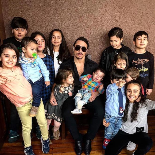 Bu ziyaretin ardndan "Benim ailem" notuyla stinye ubesine gelen ocuklarla ekildii kareyi sosyal medya hesabndan paylaan Nusret, nceki gn ise Maduro'nun restoranna gelmesiyle gndem olmutu.