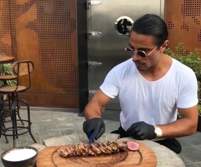 Instagram'da sk sk paylamlar yapan Nusret, getiimiz gnlerde eti altna bulamasnn ardndan ikinci kata karak piirdii ete sos dkmesiyle adndan sz ettirmiti.