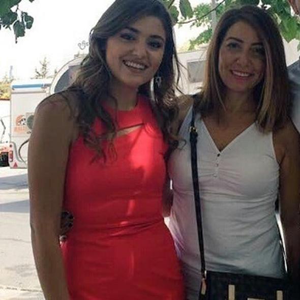 Elbette ayrlr... Annesine kar sevgilisi bir yanl yapmsa, sen annenin yanndayken sana yeterince destek olmadysa, gzn krpmadan ayrlr... Ama normal giden bir ilikide byle bir ey olmaz.