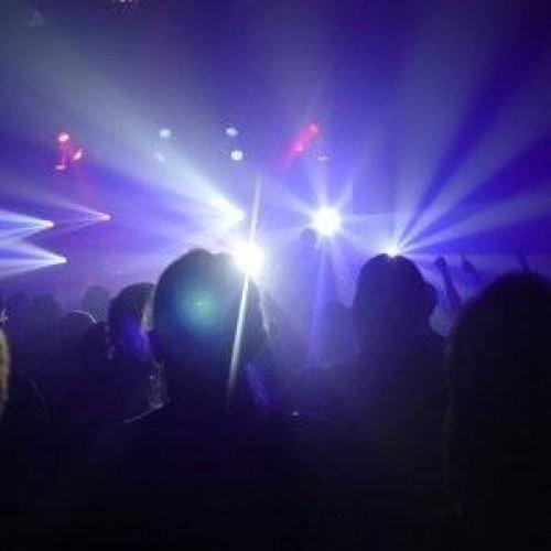 Mzisyen bir ailenin ocuu olan Cleopatra'nn rekorlar bununla bitmiyor tabii. Kk Cleopatra, ayn zamanda iki saat boyunca kalabalk seyirci kitlesine canl konser veren en gen arkc, en ok para kazanan en gen arkc, MTV mzik dl alan en gen arkc ve bir lkenin hit arksn karan en gen arkc rekorlarna da sahip.