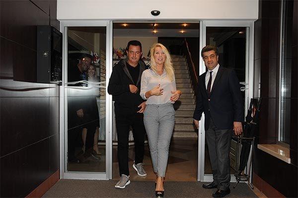 Yeni sezonda seyircisi ile buluacak olan O Ses Trkiye program iin Beyazt ztrk, Seda Sayan, Hadise ve Murat Boz&#8217;da oluan jri ekibi kuran Acun Ilcal nceki akam Baltaliman Angel Blue'da yemek verdi.