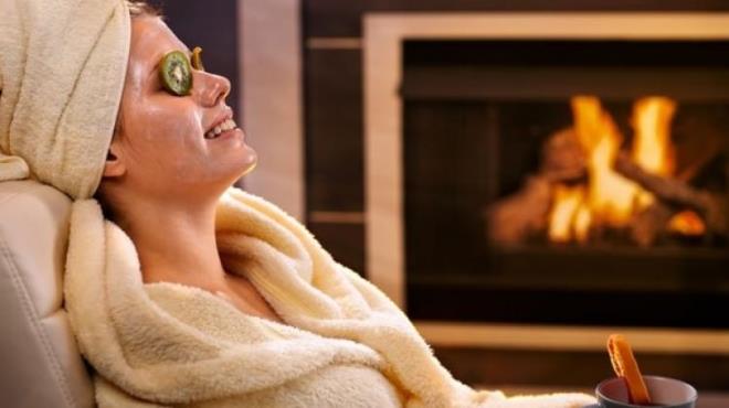 Yznz temizlediniz, maskenizi yaptnz ve nemlendiricinizi srdnz&#8230; Bu bakm aamalarnn ardndan gzenekleriniz alacak ve cildiniz daha hassas olacaktr. Bu sebeple dar karak, ve alkol, ay, kahve gibi iecekleri tketerek cildinize zarar vermemelisiniz. Cilt bakmnz yatmanza yakn saatlerde yapmanz sizin iin daha faydal olacaktr.