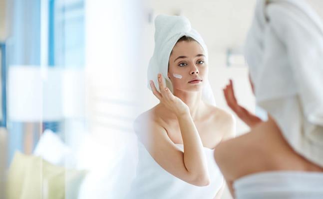 Yal ya da kuru cilt tipleri iin farkl maskeler bulunuyor, cilt tipinizi renip sonradan maske alverii yapmalsnz. Ayrca alerji testi yapmadan rastgele bir maske kullanmanz riskli olabilir.