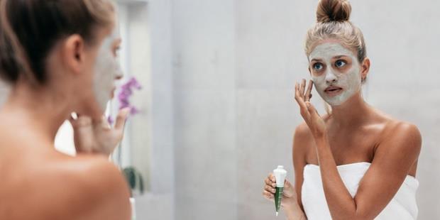 nsanlar cilt bakm rutinlerinde farknda bile olmadan birok hata yapabiliyor. Bu insanlar zm olmayan problemlere gtrebilir. Cilt bakm rutinini uygularken bir uzmandan destek almadan rastgele hareket eden birok insan ayn hatalar yapyor. Aadaki listeden sklkla yaplan cilt bakm rutinlerini okuyabilirsiniz.