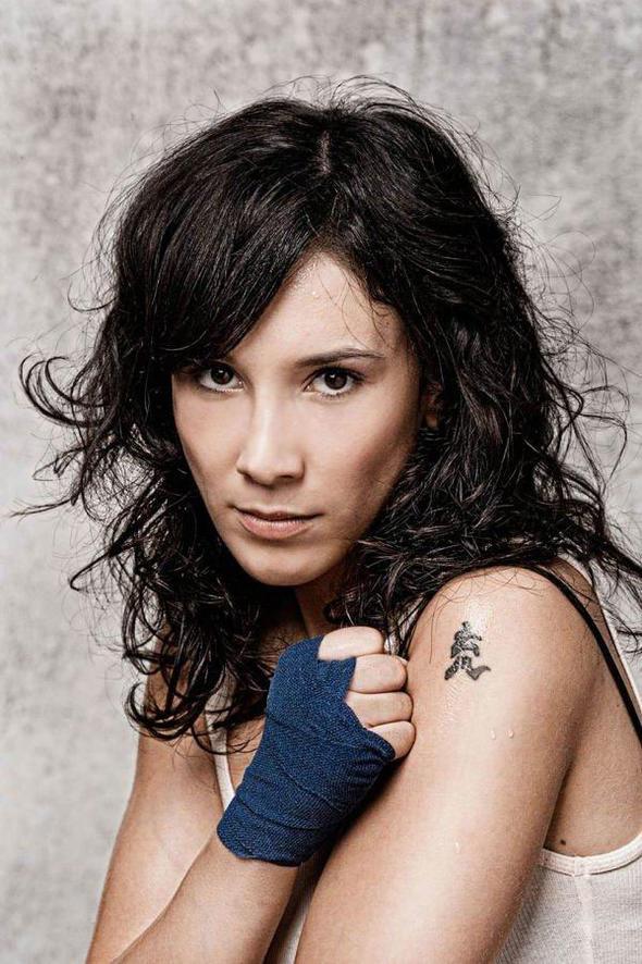 Ondan yllar sonra da Sibel Kekilli oyuncu olarak tannd. Herkes onlarn akraba olduunu sand ama deiller.