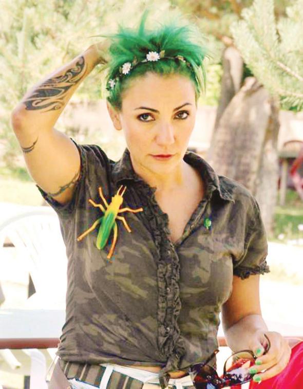 Tpk zlem Tekin gibi. Ama aralarnda bir akrabalk ilikisi yok.