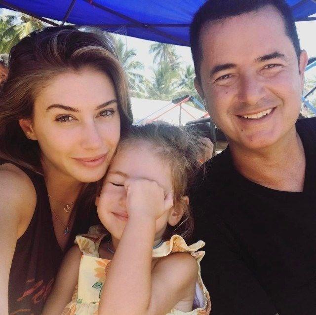 Acun Il�cal�'n�n daha dengeli, kendisinin ise daha enerjik bir insan oldu�unu dile getiren �eyma Suba��, "Benim enerjim normal de�il fark�nday�m, Acun da �yle s�yl�yor. Meksikal� ortaklar� da 'Acun ne kadar �ansl�s�n' diyor. Acun dans etmese de bana bak�p mutlu oluyor. �yi bir denge kurduk Acun'la. Ben daha deliyim, o daha a��r. B�ylece birbirimizi dengeledik" ifadelerini kulland�.