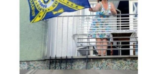 Balkondan olabildiince sarkarz!