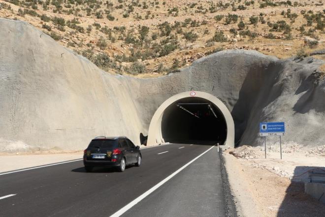 * antiyeye 9 Ekim 2011 tarihinde gece baskn dzenleyen PKK'l terristler, 1 i makinesini atee verdi.