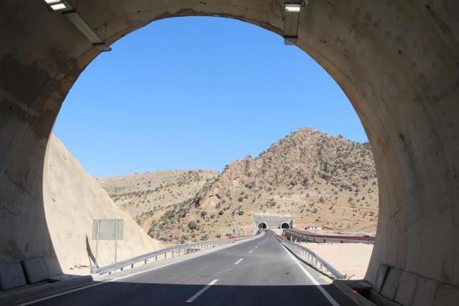 naat srasnda birok kez terr saldrs gerekletirilen tnellerin yapmnda kullanlan i makineleri atee verilmiti. rnak'n kizce ky yaknlarnda yapm tamamlanan, 700 ve 800 metre uzunluunda 2 tnelin yan sra 360 metre uzunluunda 1 viyadk de tamamland. Alan yolla birlikte rnak ve Cizre arasndaki uzaklk 45 kilometrede 37 kilometreye, sre ise 45 dakikadan 15 dakikaya indi. Eskisine gre daha geni ve gvenli olan yolda kaza orannn da en aza inecei belirtildi.