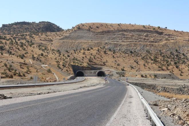 rnak'ta, ad terr olaylaryla anlan Cudi Da'ndan alan ve Cizre, Silopi ile rnak' birbirine balayan 2 tnel, yaklak 21 yl aradan sonra faaliyete alnd.