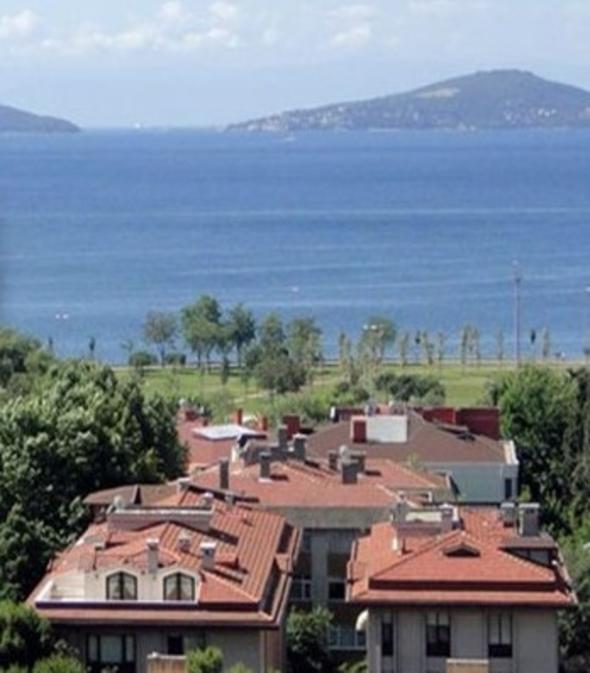 Akam Life'n haberine gre;&#8216;lk olarak bu sezon annesinin Ayvalk&#8217;taki yazln tadilat yaptrarak yenileyen baarl oyuncu, kendine lks bir daire satn ald. Kadky Suadiye&#8217;de 4+1 deniz manzaral bir evi bulunan gzel oyuncu, yine ayn muhitten kendisine yeni bir daire satn ald.