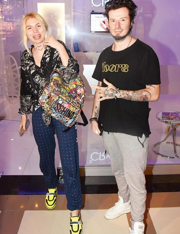 Aleyna Tilki ve Emrah Karaduman, Nianta Citys&#8217;s AVM&#8217;de bulunan bir gzellik merkezinden karken objektife takld. kta sorular yantlayan Tilki, Karaduman&#8217;la gzellik merkezinde ok tedavisi uygulattklarn syledi: &#8220;Kendimizi okladk. Scaklk -40&#8217;a kadar dyor. Souk havay ok seviyorum, kendimi souk havalarda, dalarda koturan Tilki gibi hissediyorum&#8221; dedi.