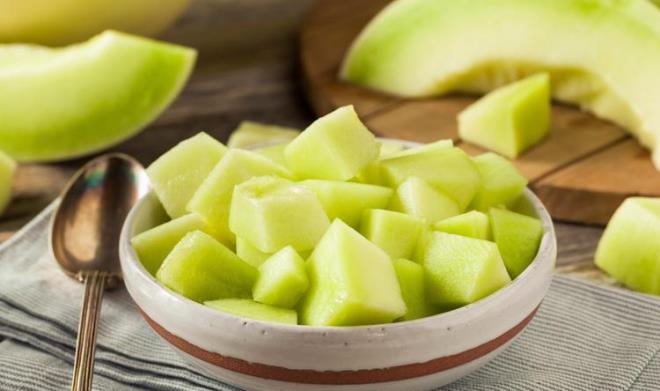 Yeil kavun<br>  Yeil kavunun bir porsiyonu 64 kaloridir, yani turuncu kavundan biraz fazladr. Bu kalorinin ou, bir porsiyonunda bulunan 14 gram doal ekerden gelir. Yeil kavun ayrca gnlk C vitamini ihtiyacnzn yarsn karlar. Salkl bir cilt iin ok nemli olan bakr asndan da zengindir.