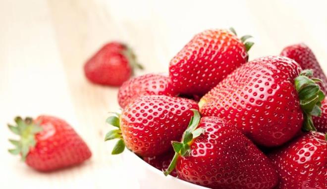 ilek<br>  Bir porsiyon ilekte, bir porsiyon portakaldan fazla C vitamini bulunur. stelik ilek, polifenol ad verilen bir antioksidan deposudur. Potasyum ve lif asndan da zengin ilek, yasz, sodyumsuz ve kolesterolsz bir meyvedir. Bir fincan ilek sadece 50 kaloridir.