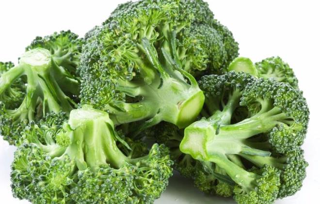 Brokoli<br>  Brokolinin besleyiciliinden faydalanmak istiyorsanz ya i ya da hafife buharda pimi ekilde tketmelisiniz. Vcudumuza evremiz ya da yediklerimiz vastasyla giren kanser yapan maddeleri etkisiz hale getiren bir antikarsinojen olan sulforafan ieriyor. Bunun yannda A, C, E, K vitaminleriyle dolu. Bir porsiyon buharda brokoli, gnlk lif ihtiyacnzn yzde 20'sini karlyor. Dahas bir porsiyonu sadece 31 kalori.