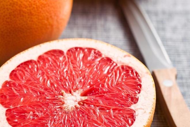 Greyfurt<br>  Yaplan aratrmalar, gnlk beslenmesine greyfurtu dhil eden kiilerde, kilo kayb yaandn gsteriyor. nk greyfurt, kan ekerini dzenleyen ve sizi uzun sre tok tutan lifli bir meyve. Yarm greyfurtta sadece 50 kalori var. stelik greyfurtta bulunan C vitamini, kanser ve kalp sorunlar yaama riskinizi azaltyor. Greyfurt ayrca kolesterol dryor, sindirimi kolaylatryor. Yapsndaki folik asit sayesinde hamileler iin vazgeilmez bir meyve.