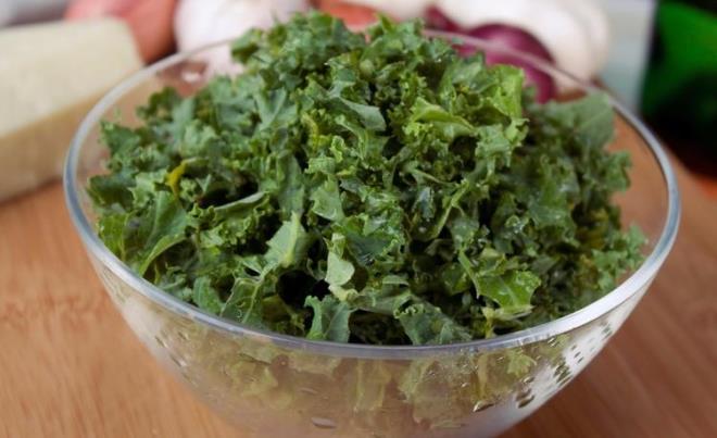 Kvrck karalahana<br>  Kvrck karalahanann bir fincan 33 kaloridir. Buna karn her porsiyonunda 3 gram protein ve 2,5 gram lif bulunur. stelik omega-3 ya asidi bulunduran nadir sebzelerdendir. Karalahana ayrca vitamin ve folik asit asndan da zengindir.