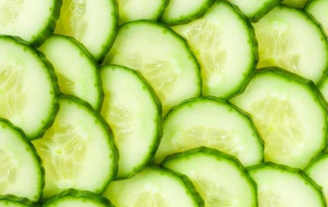 Salatalk<br>  ounluu su olan salataln, bir porsiyonu sadece 16 kaloridir. Besleyici maddelerinin ounluu kabuunda ve ekirdeklerindedir. Bu nedenle soymadan yemeyi tercih edin. Sz konusu besleyici maddeler lif ve gzlere iyi gelen bir A vitamini tr olan betakarotendir.