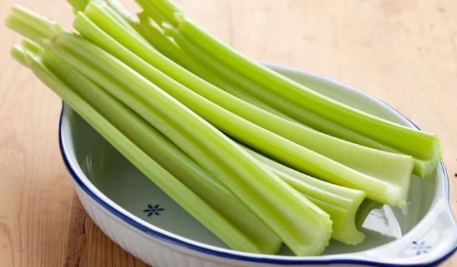 Kereviz sap  <br>Kereviz sapnn yzde 95'i su olsa da bu salnza faydal olmad anlamna gelmez. Kereviz potasyum, folik asit, lif zenginidir ve gnlk K vitamini ihtiyacnzn yzde 30'unu karlayabilir. Dahas bir porsiyonu sadece 6 kaloridir. Ne kadar taze tketirseniz o kadar iyi olduunu da unutmayn. nk kereviz saplarnn suyu ekildike besleyicilii de azalr.