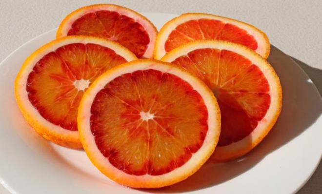 Portakal<br>  Portakal deyince herkesin aklna C vitamini gelir. Ancak narenciye tr meyvelerin birok faydas vardr. C vitamini kolajen retimi iin ok kritik olduu iin, portakal cildi hasardan korur ve grnmn iyiletirir. Ayrca bir orta boy portakal 80 kalori civarndadr. Portakaln dndaki beyaz kabuunu sakn soymayn. Bu ksm, bolca lif ierir ve bu sayede kolesterol drp kan ekeri seviyelerini dzenler.