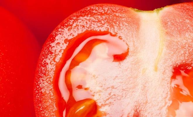 Domates<br>  Domatese krmz rengini veren likopen, kronik hastalklarla savaan bir karotenoittir. Bunun yan sra domatesler, A, C, B2 vitaminleri ile folik asit, krom, potasyum ve lif zenginidir. Buna karn orta boy bir domates sadece 25 kaloridir.