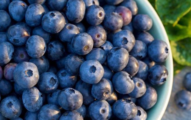 Yaban mersini<br>  Yaban mersini, antioksidan deyince akla ilk gelen meyvelerden biri. Hatta bu konuda dier tm meyvelerin nnde. Bir fincan yaban mersini, gnlk lif ihtiyacnzn yzde 14'n karlyor ve sadece 85 kalori.