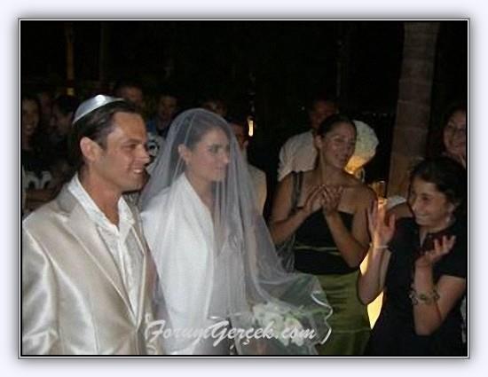 srail'de ise Musevi inancna gre, dnlerde Kuds'teki kutsal tapnan yok oluunu sembolize eden ii cam paralaryla dolu bir beze basma gelenei bulunuyor. Trende cam krmak ise hayattaki mutluluu ve znty sembolize ediyor.