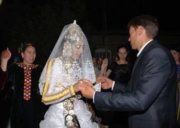 Trkmen gelinlerinin dnlerde giydii kyafetlerin ve taklarn arl neredeyse kendi arlklar kadar oluyor. Sadece taklarn arl 36 kiloyu bulurken, "krte" olarak adlandrlan el ilemeli gelinlik rts ve dier kyafetlerle birlikte bu arlk 40 kiloyu ayor.