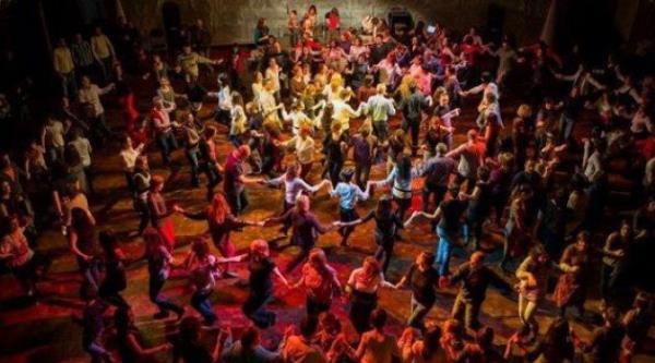 Bulgaristan'da dnde gelin, iinde bozuk para, i yumurta ve budayn olduu bir taba bann zerinden geriye doru atar ve arkasna bakmaz. Tabak ne kadar kk paralara ayrlrsa o kadar iyi demektir.