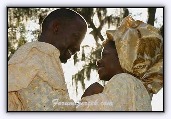 Afrika'nn baz blgelerinde damat aday, kz ailesinden istedikten sonra kzn ailesi kabul ederse, gelin adayna para ve fstk verir. Gelin fst damatla blr, iftin birlemesine yardmc olan aracya da bir para verilir. Bu komulara ve akrabalara dn daveti anlamna gelir.