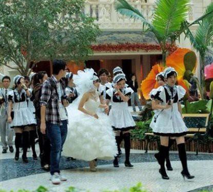 Bir baka gelenee gre de dnden sonra bir ift tahta rdek yeni iftin evine yerletiriliyor.Eer rdekler karlkl konursa iftin iyi geineceine, ters konulursa kavga edeceklerine inanlyor.