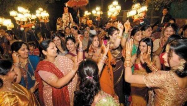 Gelin-damat dn yerinde yaklan kutsal atein etrafnda 4 kere dnerler ve masalarna doru komaya balarlar kim ilk oturursa evde onun sznn geeceine inanlr.