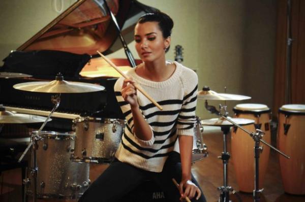 Sultan Makam adl dizinin son drt blmnde rol ald. emberimde Gl Oya'daki Zarife karakterinin ardndan Ihlamurlar Altnda ve Asi dizilerinde rol ald.