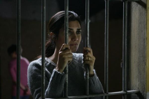 Asi dizisi ile Ortadou lkelerinde de tannan Tuba Bykstn aslnda Mimar Sinan niversitesi Sahne Dekorlar ve Kostm Tasarm blmn bitirdi. Ynetmen Tomris Giritliolu ile tantktan sonra oyunculua balad.