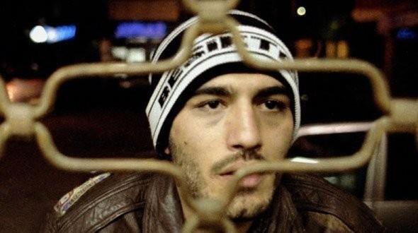 O srada askerde olan ancak hava deiimi iin geldii stanbul'da kalp askerliinin son bir haftasn da yle "geitirmeye" alan Bayraktar; nce korktu hi tanmad Demirkubuz'dan "Beni zorla klaya geri gtrecekler" diye.