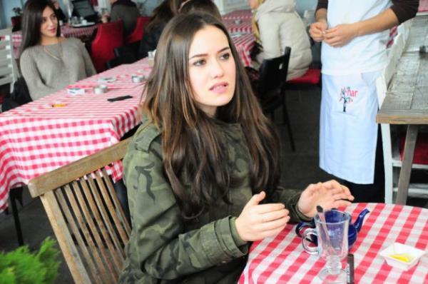 Tatil iin geldii Trkiye'de Oya Aydoan'n programna seyirci olarak katld Evcen. Daha sonra Aydoan onu yapmc brahim Mertolu ile tantrd. Telefon numaras al veriinden sonra Evcen Almanya'ya dnd. Ama sonda telefonu bir trl susmak bilmedi. ''Asla Unutma'' ve ''Hasret'' dizilerinde rol ald. Ama asl byk kn Yaprak Dkm ile yapt.