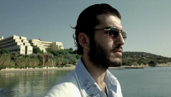 Demirkubuz, Bayraktar' babasnn Cihangir'deki kahvesinde alrken fark etti.