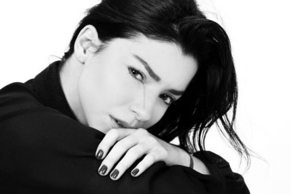 Lisede hi popler olmayan, utanga, ie dnk kimsenin yz vermedii Merve Boluur, kuzeninin ajansndaki bir fotoraf ekimine gitti.