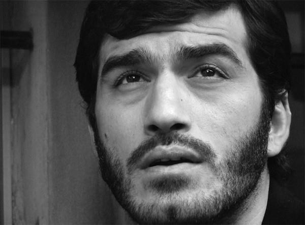 Bir gn kahvede otururken de gen adam yanna arp "seninle konumak istiyorum" dedi ve hi oyunculuk eitimi almayan Bayraktar'n kamera karsndaki serveninin balangc da bu soru oldu.