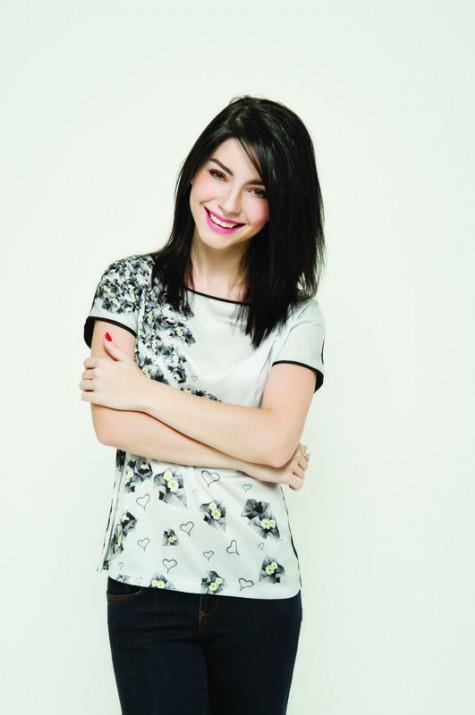 Orada tant bir ajans sahibi ona kartn verdi. Haftalar sonra ajansn evinin bulunduu sokakta olduunu fark etti ve geerken urad. Veksa srede dizilerin vazgeilmez yldz oldu.