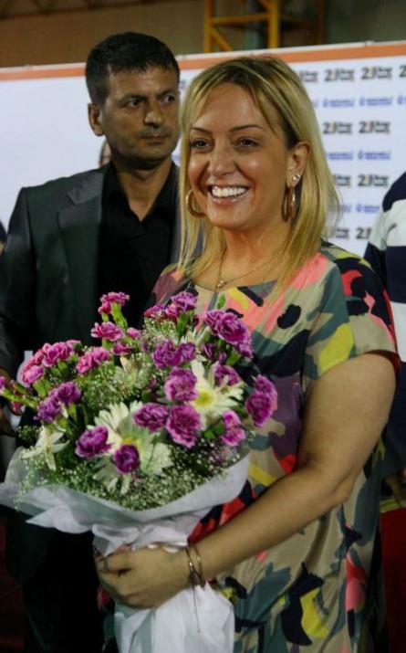 Daha nce haber sunucusu olarak ekranda grnen Tmer, bir dnem de haberlerin iinde 15 dakikalk bir blmde gndemde olan konuklar arlyordu. Sonra da kendi adyla hazrlayp sunduu Saba Tmer'le Bu Gece adl programa balad. Ksa srede de izlenme rekorlar krmaya balad.