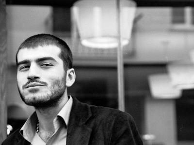 Hayatnda kamera bile grmeyen, mahallenin 'bkn' delikanls uzun uzun dnd ve sonunda rol kabul etti. Hem de "byle de bir makara maceramz olsun" dncesiyle.